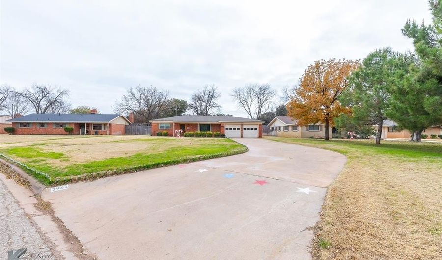 1961 River Oaks Cir, Abilene, TX 79605 - 3 Beds, 2 Bath