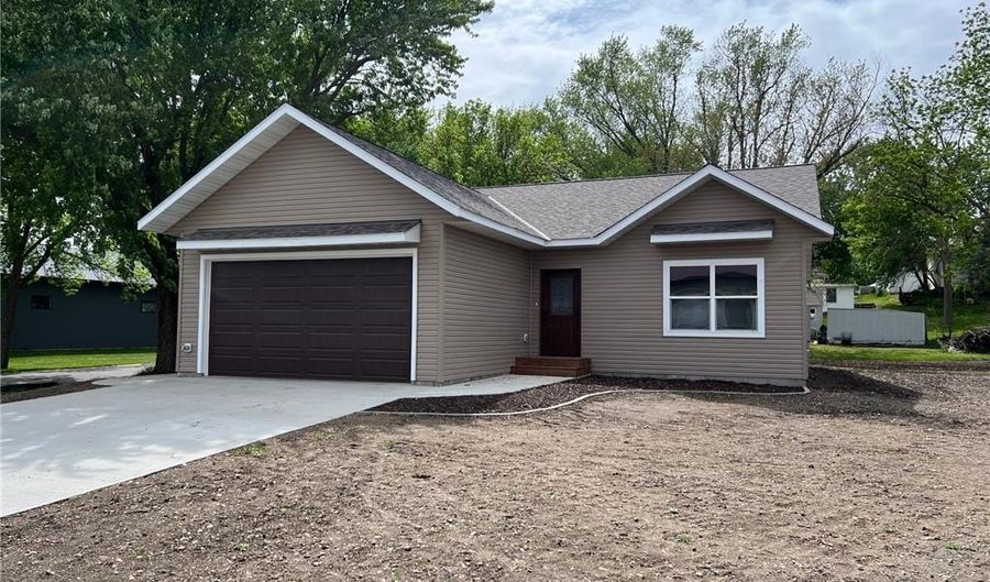 828 Spark Ave, Albert Lea, MN 56007 - 3 Beds, 2 Bath