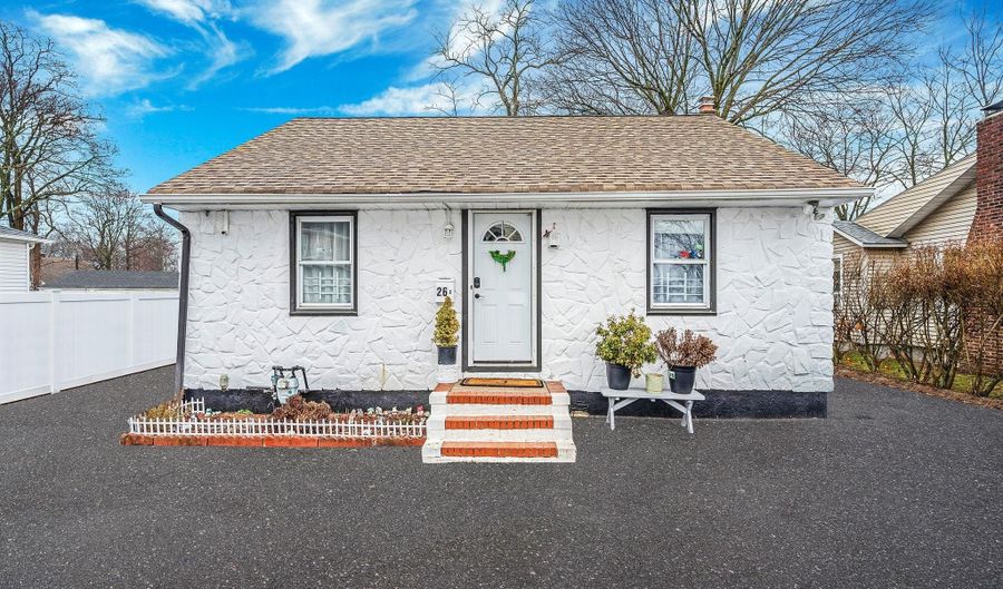 26 Smith St, Amityville, NY 11701 - 2 Beds, 1 Bath