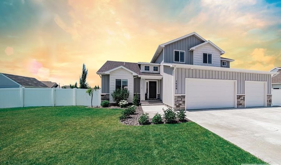 1426 S Castelli Dr, Ammon, ID 83401 - 5 Beds, 4 Bath