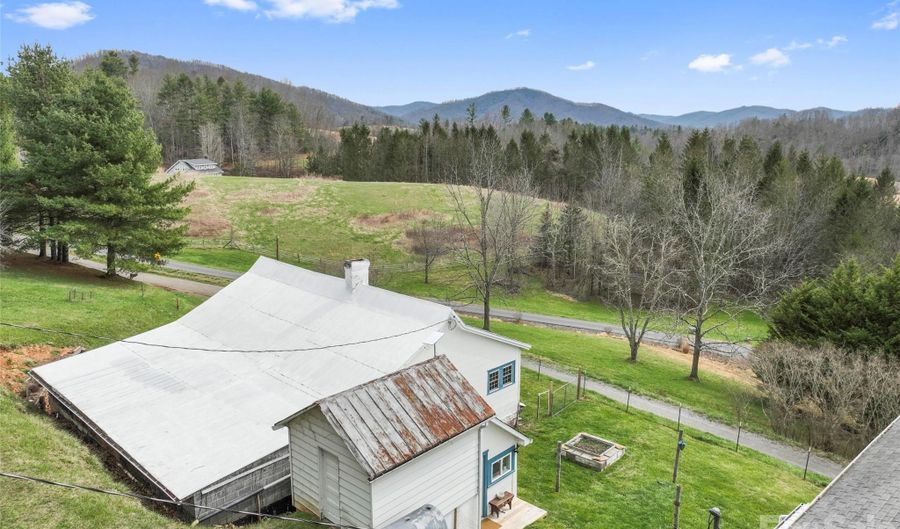 138 Robert Phillips Rd, Bakersville, NC 28705 - 3 Beds, 2 Bath