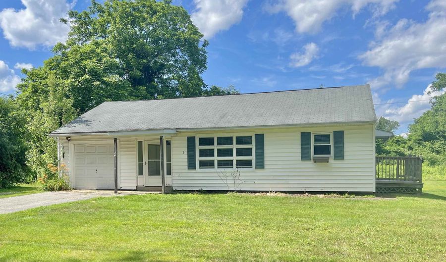 9 Sunset Ln, Bedford, NH 03110 - 2 Beds, 1 Bath