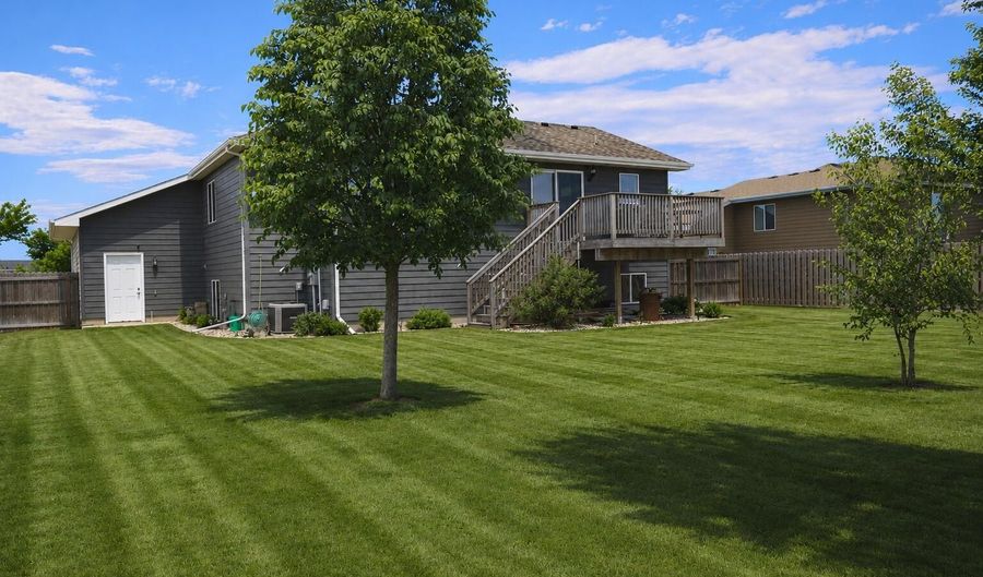 2112 S Lawson St, Aberdeen, SD 57401 - 4 Beds, 3 Bath
