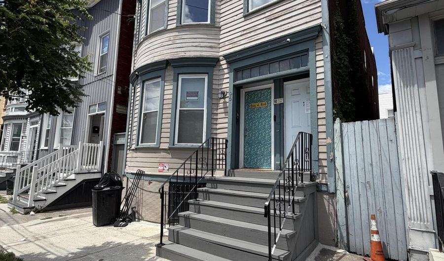 95 Henry Johnson Blvd 2, Albany, NY 12210 - 3 Beds, 1 Bath