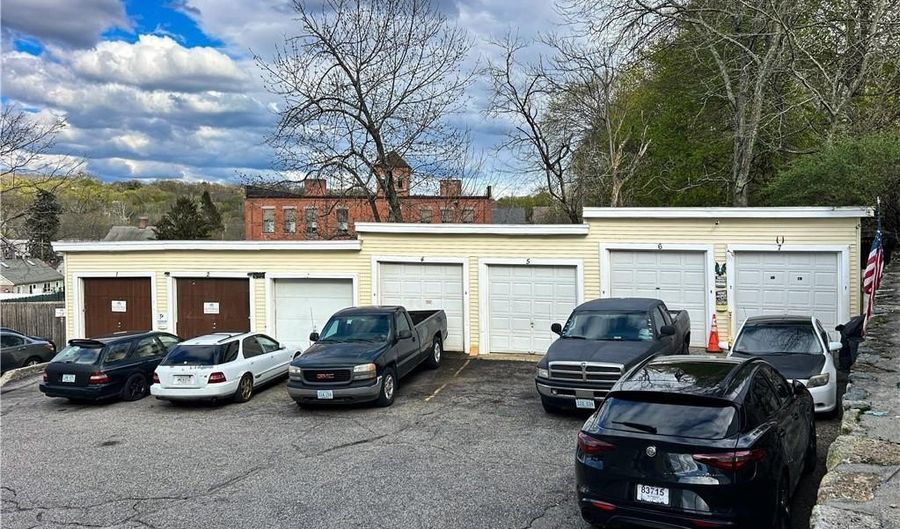 62 SPRING St, Lincoln, RI 02838 - 10 Beds, 3 Bath