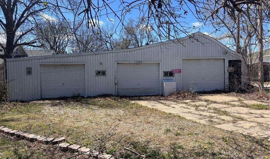 223 NE 6th St, Abilene, KS 67410 - 5 Beds, 2 Bath
