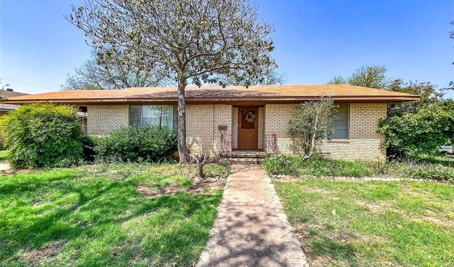 1303 N Ave F, Haskell, TX 79521 - 2 Beds, 2 Bath