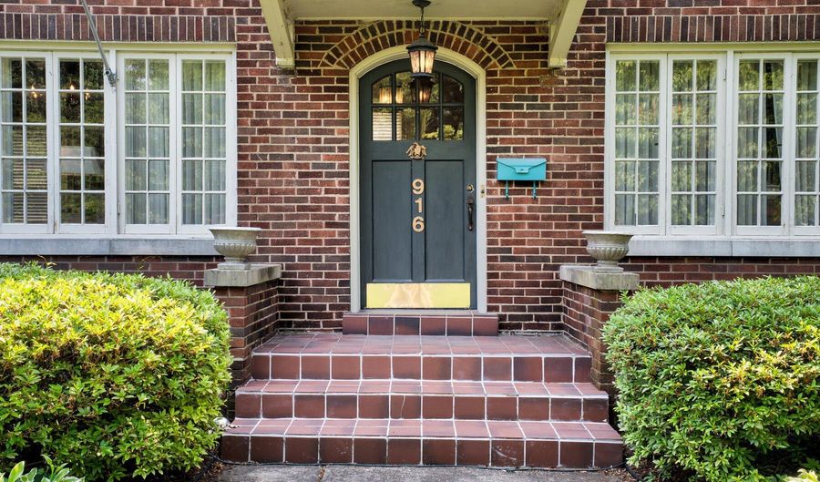 916 Audubon Pkwy, Audubon Park, KY 40213 - 4 Beds, 3 Bath