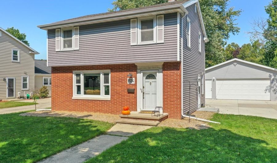 1124 W PARKWAY Blvd, Appleton, WI 54914 - 3 Beds, 2 Bath