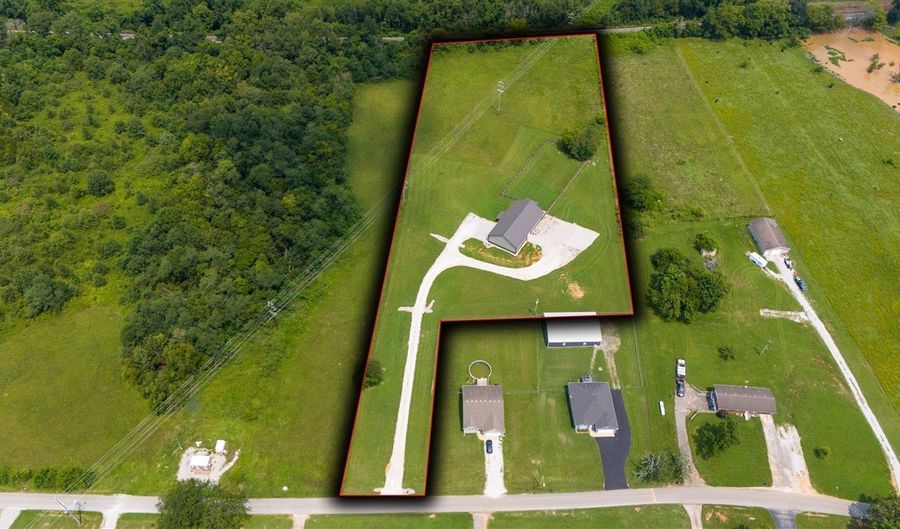 384 Peterson Ave, Auburn, KY 42206 - 3 Beds, 2 Bath