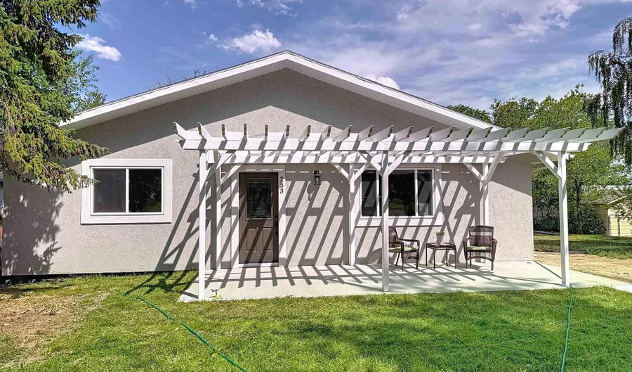 253 N Carrington Ave, Buffalo, WY 82834 - 3 Beds, 2 Bath