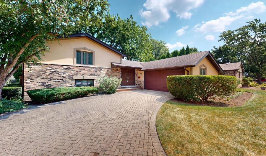 3229 N Volz Dr E, Arlington Heights, IL 60004 - 4 Beds, 3 Bath