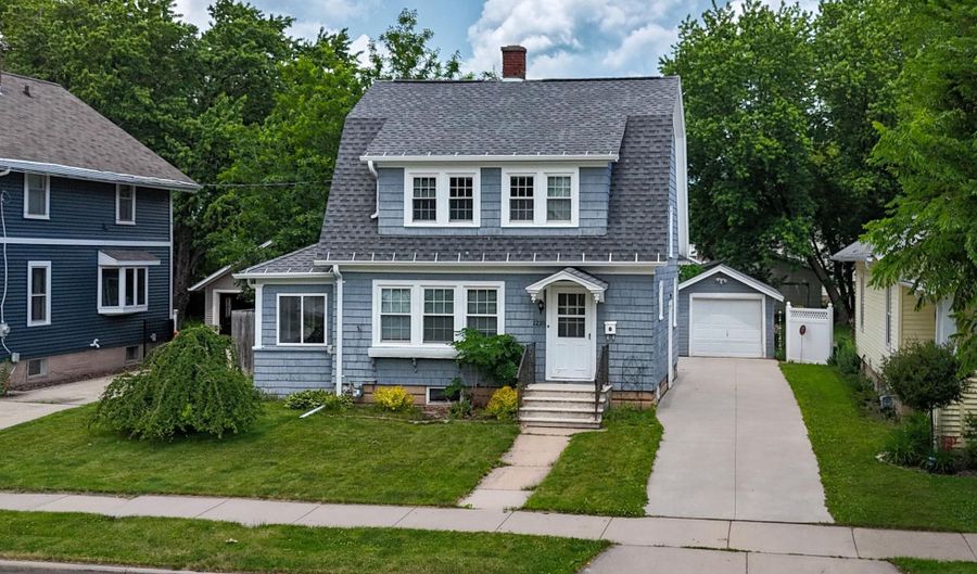 1210 W PACKARD St, Appleton, WI 54914 - 3 Beds, 2 Bath