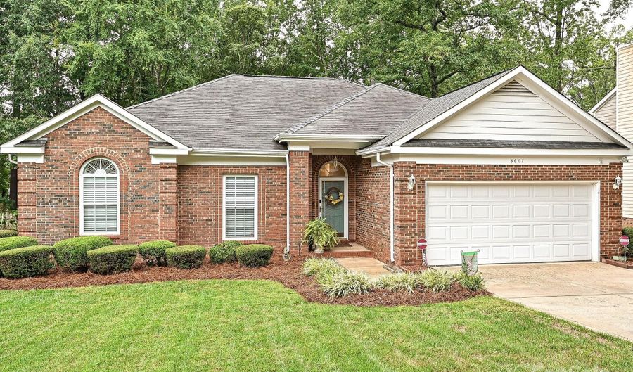 5607 Oak Dr, Charlotte, NC 28216 - 3 Beds, 2 Bath