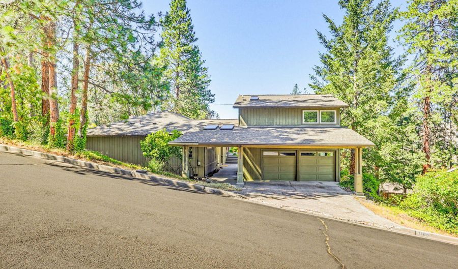 1105 Ivy Ln, Ashland, OR 97520 - 5 Beds, 3 Bath