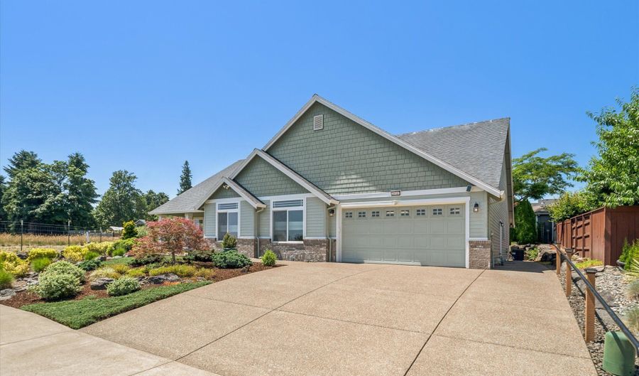 20707 YUKON St, Aurora, OR 97002 - 3 Beds, 2 Bath