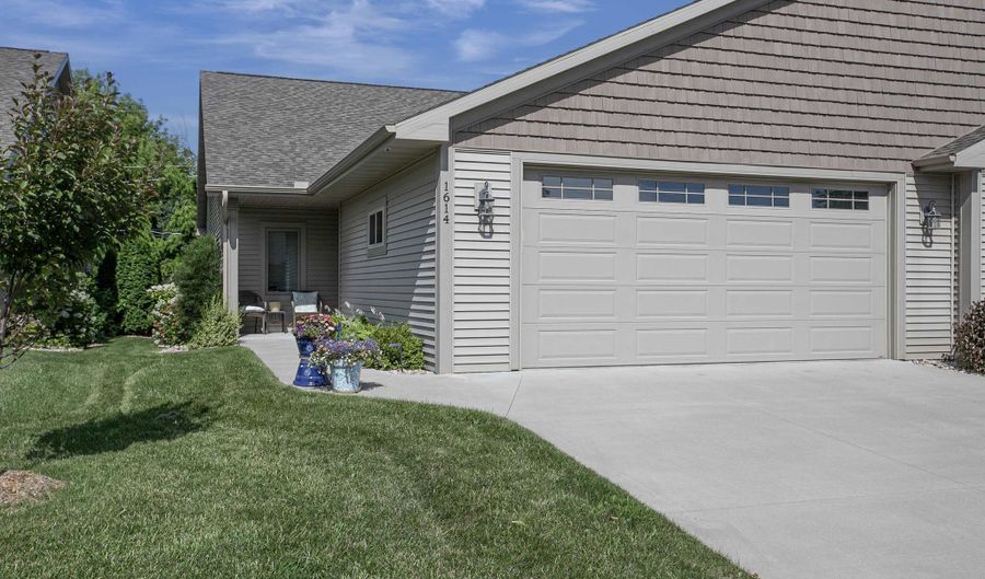 1614 STANTON Cir, Appleton, WI 54915 - 3 Beds, 3 Bath