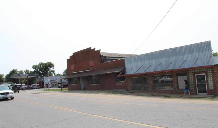 802 N Jefferson St, Ava, MO 65608 - 0 Beds, 4 Bath