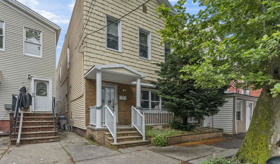 15 W 9TH St, Bayonne, NJ 07002 - 4 Beds, 3 Bath