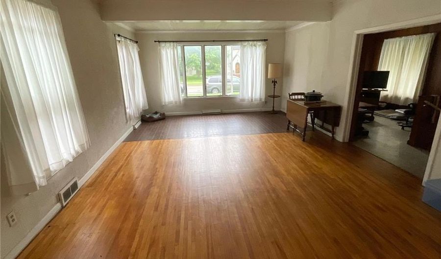 604 4th Ave SW, Austin, MN 55912 - 4 Beds, 2 Bath