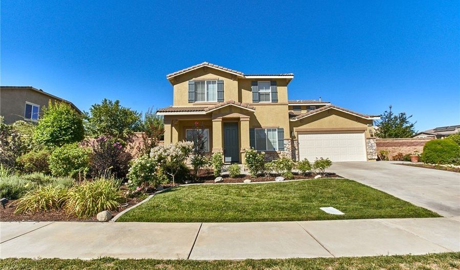 31801 Oakwood Cir, Yucaipa, CA 92399 - 4 Beds, 4 Bath
