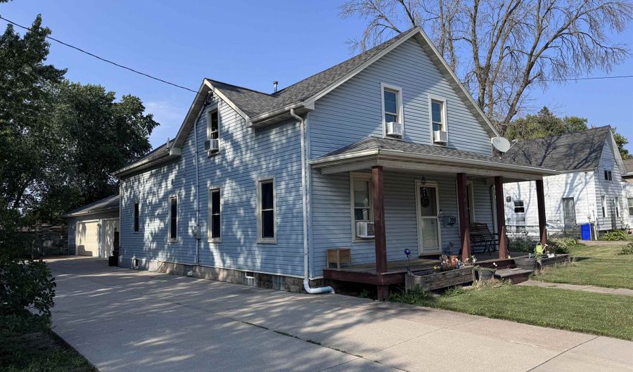 208 E CALUMET St, Appleton, WI 54915 - 4 Beds, 2 Bath