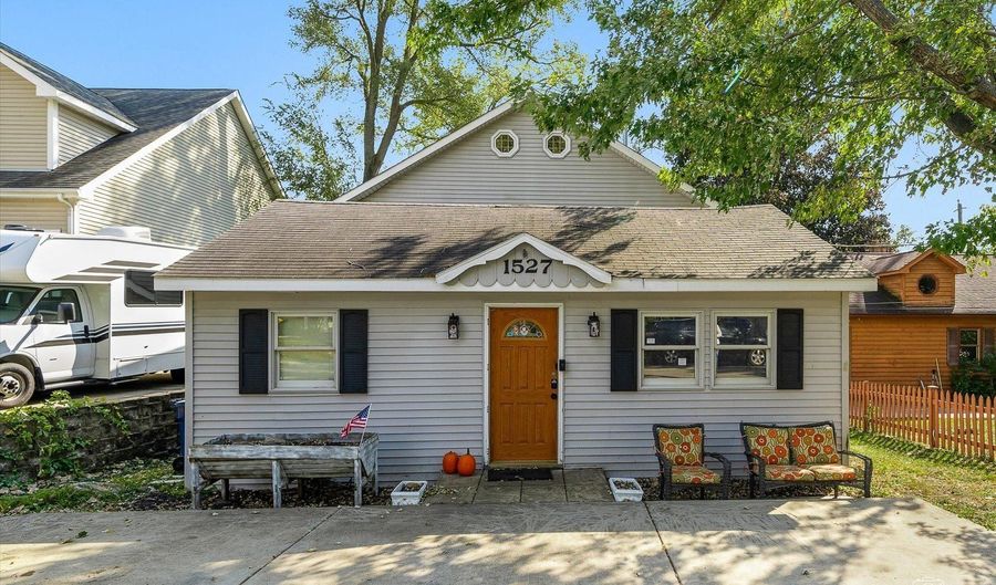 1527 N Harrison St, Algonquin, IL 60102 - 3 Beds, 3 Bath