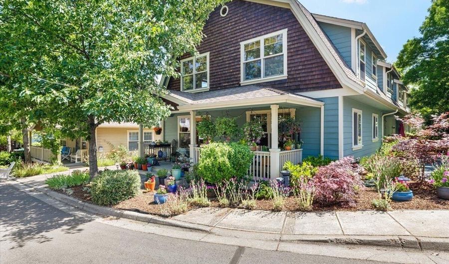 866 Blackberry Ln, Ashland, OR 97520 - 3 Beds, 3 Bath
