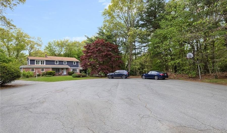 1 Gladridge Dr, East Greenwich, RI 02818 - 5 Beds, 4 Bath