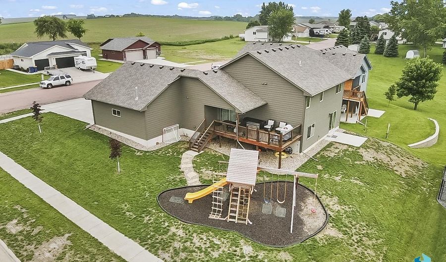39 N 6th St, Baltic, SD 57003 - 5 Beds, 3 Bath