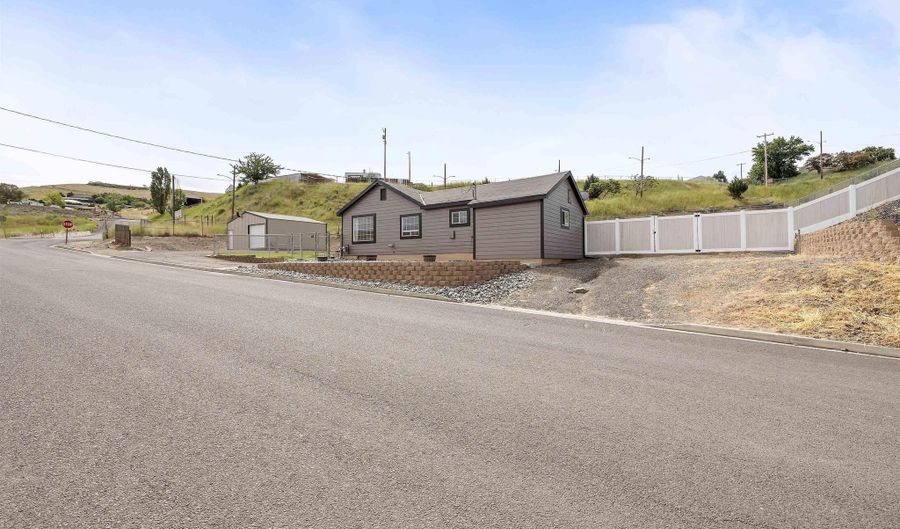 105 Meador St, Asotin, WA 99402 - 4 Beds, 1 Bath