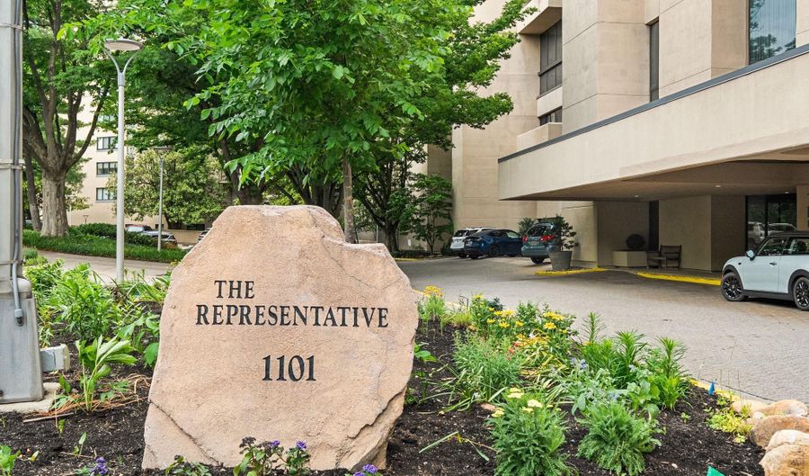 1101 S ARLINGTON RIDGE Rd 212, Arlington, VA 22202 - 2 Beds, 3 Bath