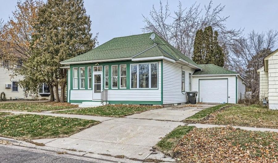555 Tyler St, Anoka, MN 55303 - 3 Beds, 2 Bath