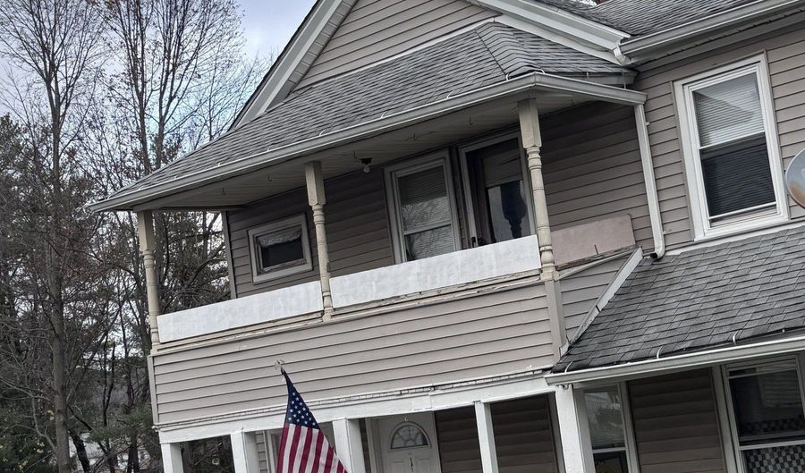 26 Dwight St 3rd floor, Bristol, CT 06010 - 2 Beds, 1 Bath