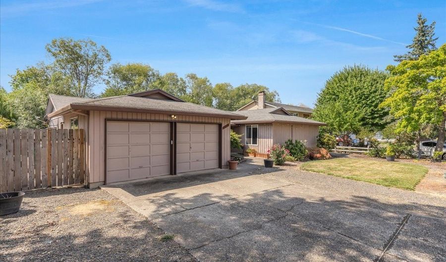 20770 SW TURIN Ct, Beaverton, OR 97078 - 3 Beds, 2 Bath