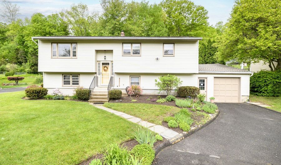 30 Tamanny Trl, Danbury, CT 06811 - 4 Beds, 2 Bath