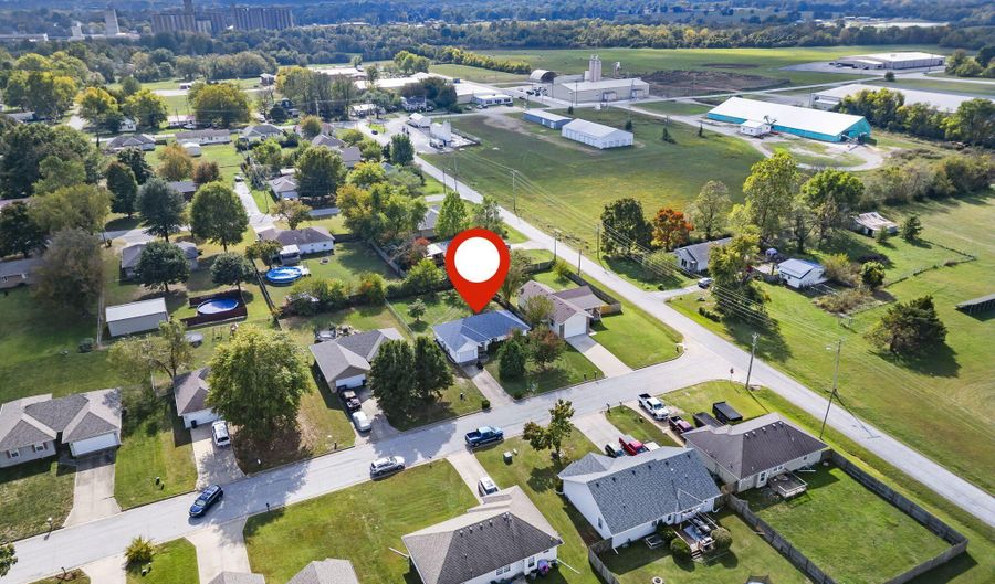 406 W Cline St, Aurora, MO 65605 - 3 Beds, 1 Bath