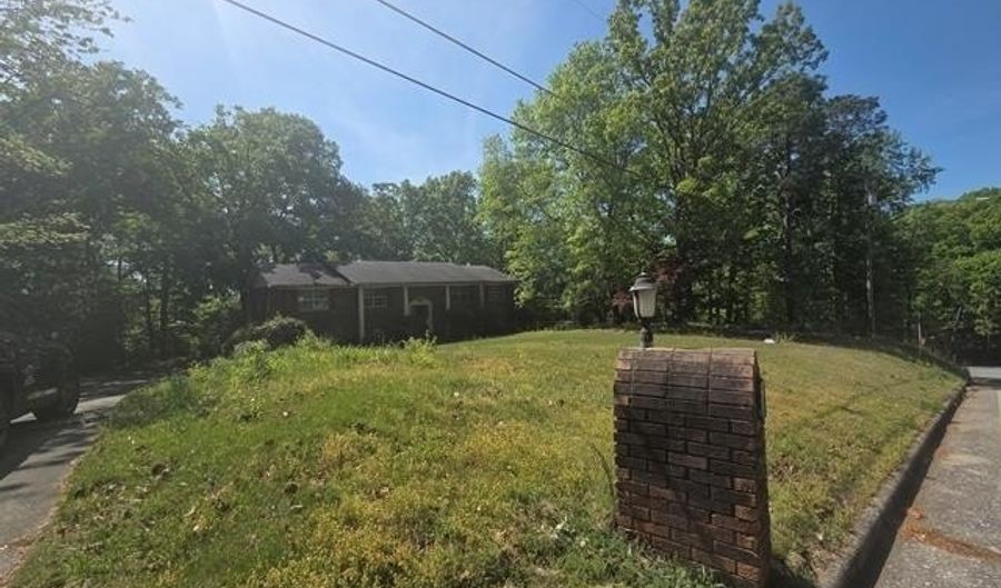 1201 LAKESHORE Dr, Anniston, AL 36207 - 4 Beds, 3 Bath