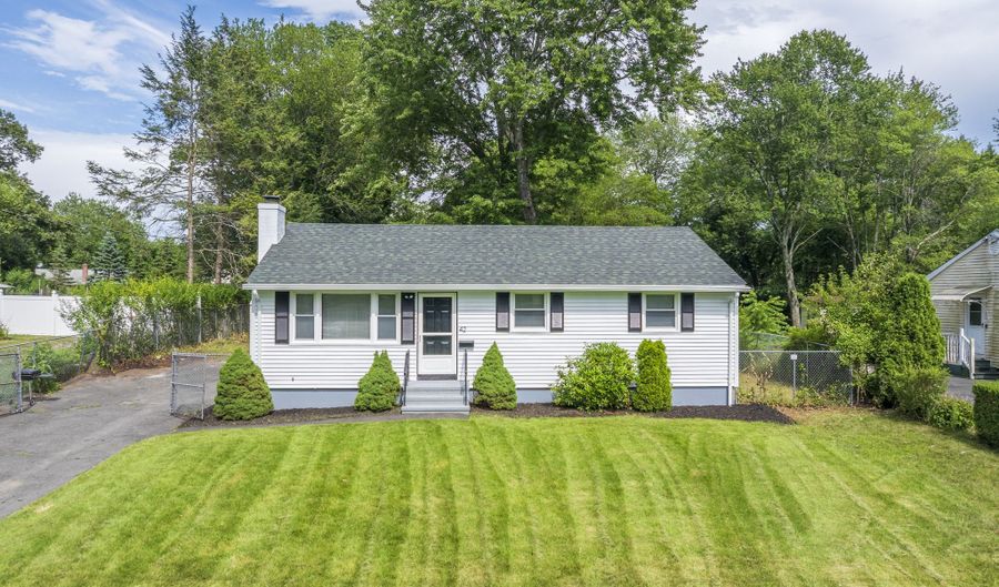 42 Greenwood Ave, Bloomfield, CT 06002 - 3 Beds, 2 Bath