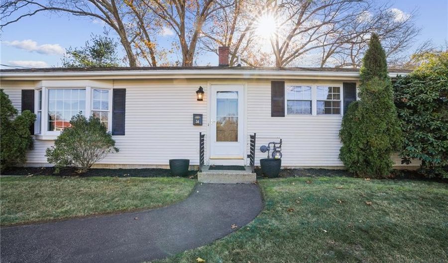 34 Keeley Ave, Warwick, RI 02886 - 3 Beds, 1 Bath