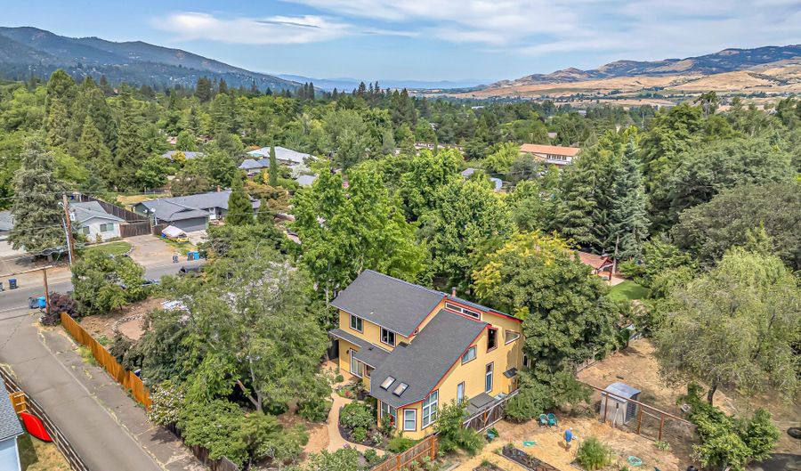 700 Clay St, Ashland, OR 97520 - 4 Beds, 3 Bath