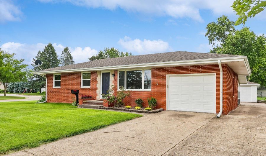 621 SE 4th St, Ankeny, IA 50021 - 4 Beds, 2 Bath
