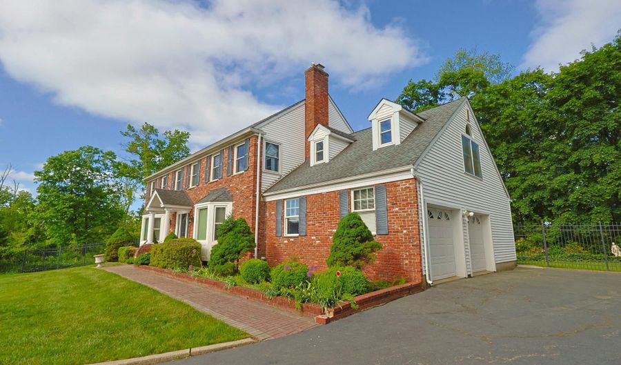 1 WILLOW BROOK Ln, Annandale, NJ 08801 - 4 Beds, 3 Bath