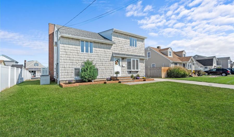 15 Hayes Rd, Amity Harbor, NY 11701 - 3 Beds, 2 Bath