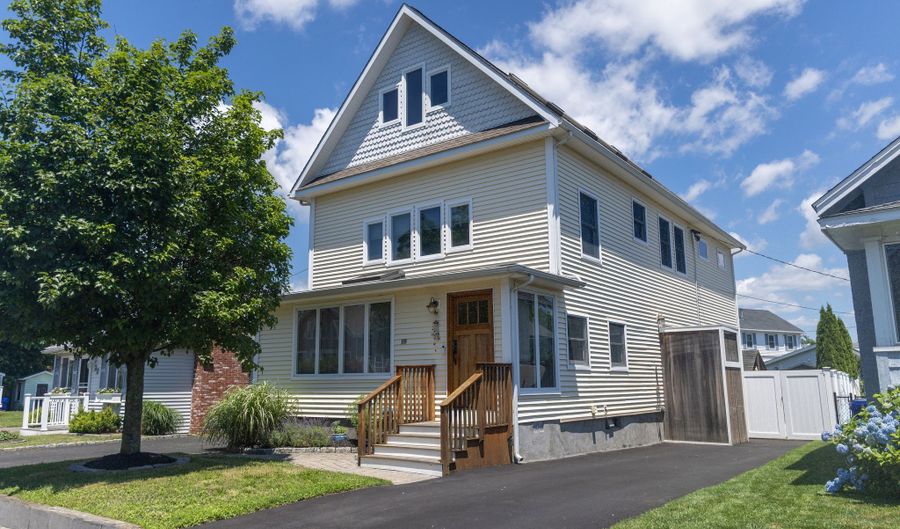 18 Waverly Rd, Branford, CT 06405 - 3 Beds, 3 Bath
