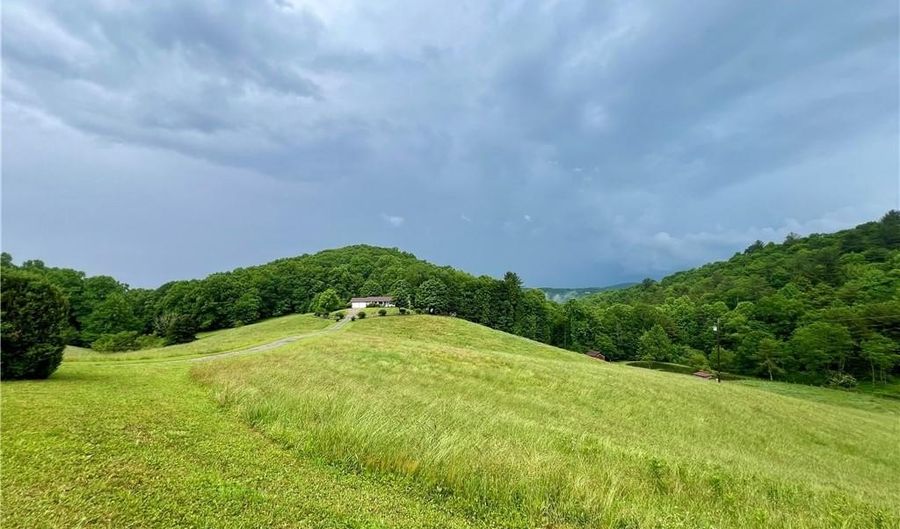762 George Eggers Rd, Banner Elk, NC 28604 - 3 Beds, 2 Bath
