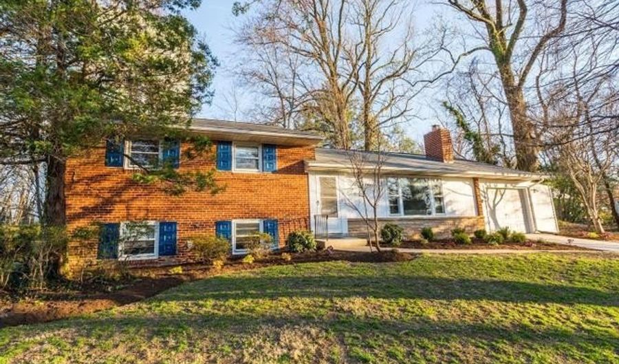 5704 RADNOR Ct, Bethesda, MD 20817 - 4 Beds, 3 Bath
