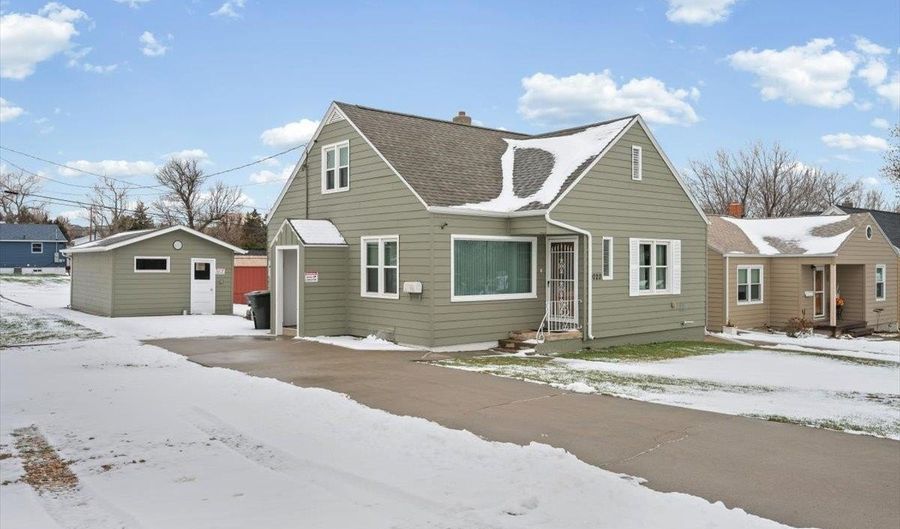 1020 Perkins St, Belle Fourche, SD 57717 - 4 Beds, 2 Bath