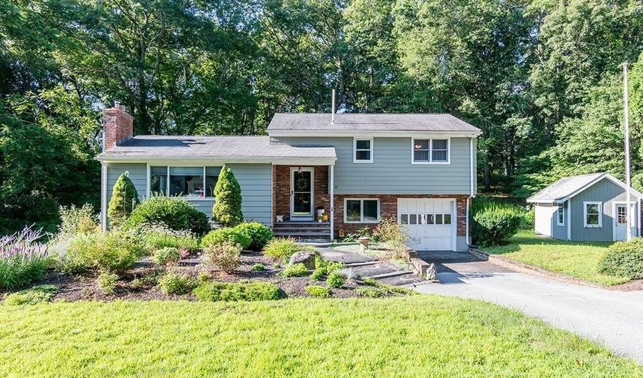 26 High St, North Kingstown, RI 02852 - 3 Beds, 2 Bath