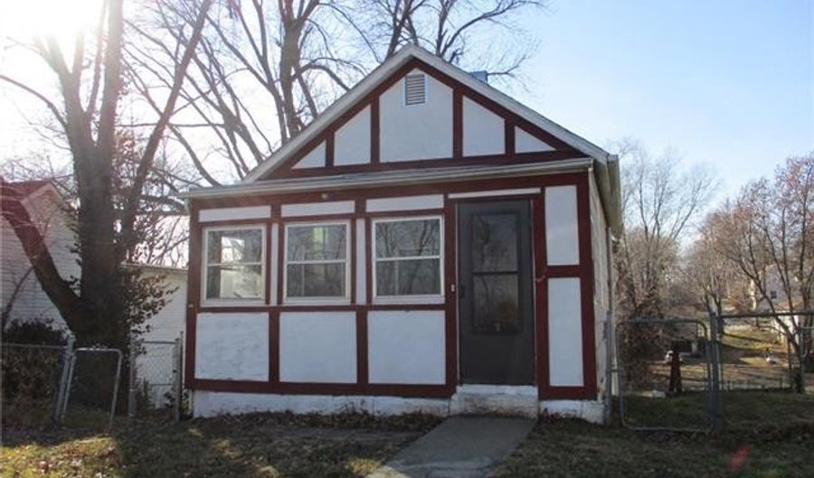 1320 S ESPLANADE St, Leavenworth, KS 66048 - 1 Beds, 1 Bath